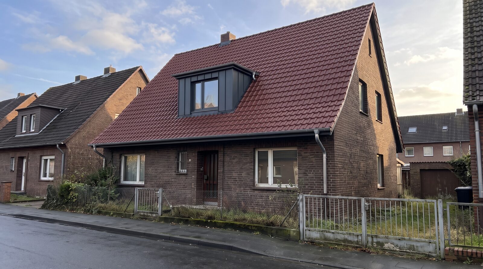 Reihenhausdach mit Gaube nach der Sanierung